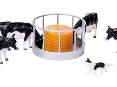 Britains 43137A1 Cattle Feeder Set - 4 cows, Bale & Feeder, Farmer & Dog