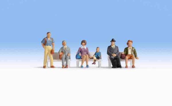 Noch 15240 Waiting Passengers HO scale Figures