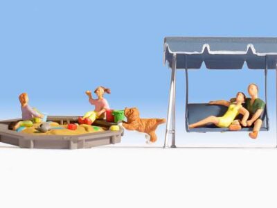 Noch 15590 Parents & Children with accessories HO scale Figures