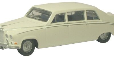 Oxford Diecast NDS001 Daimler DS420 - Old English White