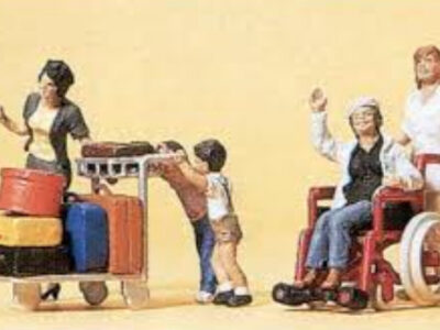 Preiser 10465 Travellers Pushing Luggage Trolley & Wheelchair HO Gauge Figures