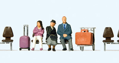 Preiser 10661 Waiting Travellers with Trolley & 3 Rows of Seats HO Gauge Figures
