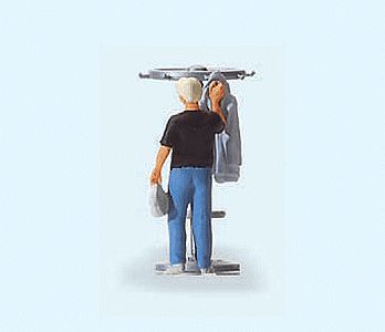 Preiser 28142 Man hangs his jacket HO Gauge Figures