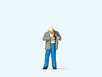 Preiser 28195 Man Paying HO Gauge Figures