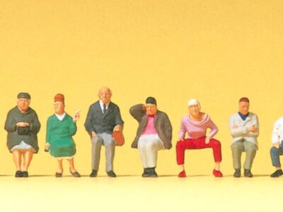 Preiser 10524 Seated Persons x12 HO Gauge Figures