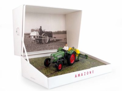 Universal Hobbies UH6201 Fendt Farmer 2 Tractor & Amazone S300 Sprayer