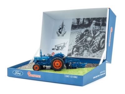 Universal Hobbies UH6377 Fordson Super Dexta Tractor & Ransomes TS 54A Plough