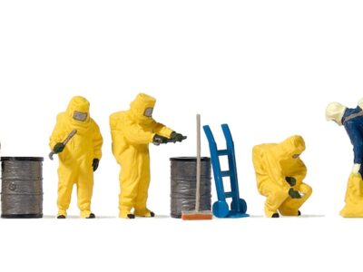 Preiser 10733 Firemen with Yellow Chemical Resistant Suits & Accessories HO Gauge Figures